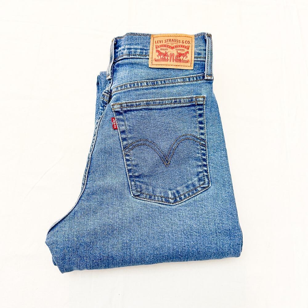 Levi's Wedgie Straight Button Fly Denim Jeans Medium Wash SIze 28